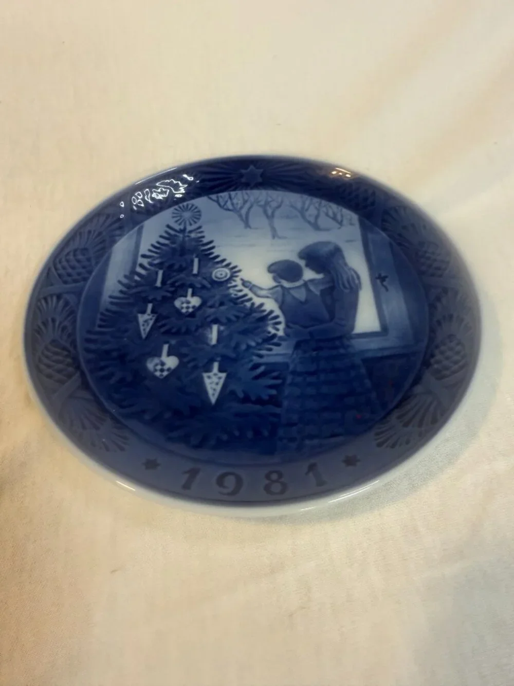 Royal Copenhagen Christmas Plate 1981 Admiring Tree 7
